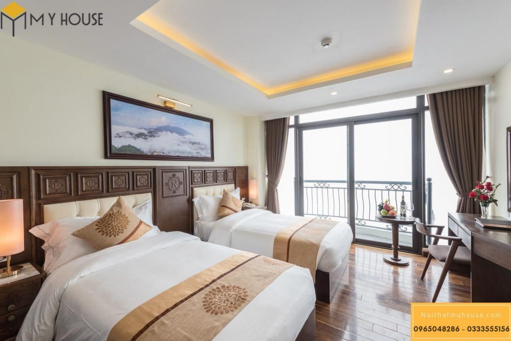 Phòng ngủ khách sạn hướng ra ban công với view cực đẹp