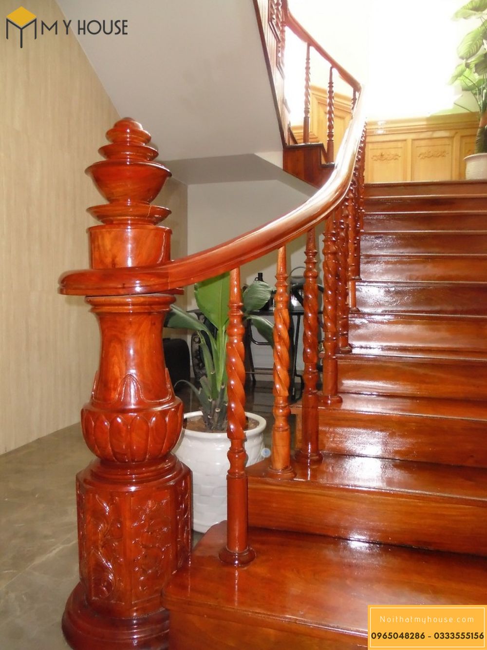 Màu gỗ tự nhiên vô cùng đẹp và hấp dẫn của cầu thang
