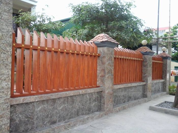 Hàng rào biệt thự đẹp bằng bê tông giả gỗ - Mẫu 1