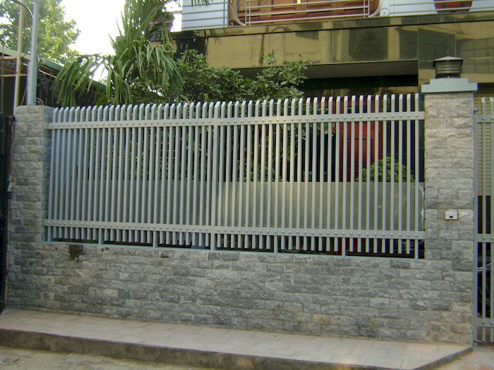Hàng rào bê tông kết hợp với kim loại - View 1