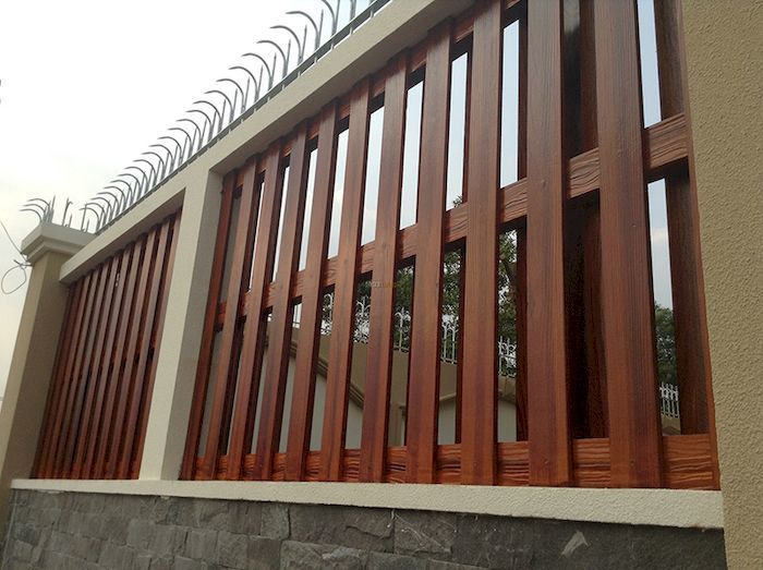 Hàng rào biệt thự đẹp bằng bê tông giả gỗ - Mẫu 3
