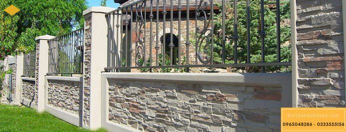 Tường rào bằng gạch block kết hợp với sắt cũng mang lại vẻ đẹp rất khác biệt.