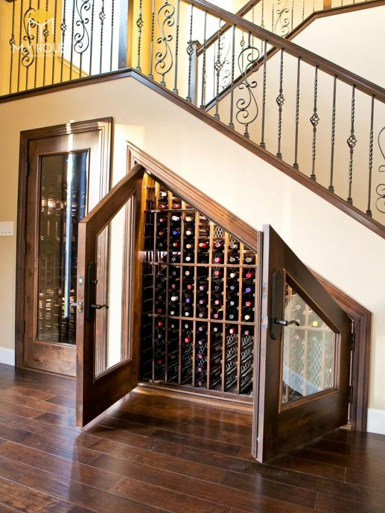 Trang trí gầm cầu thang bằng tủ rượu