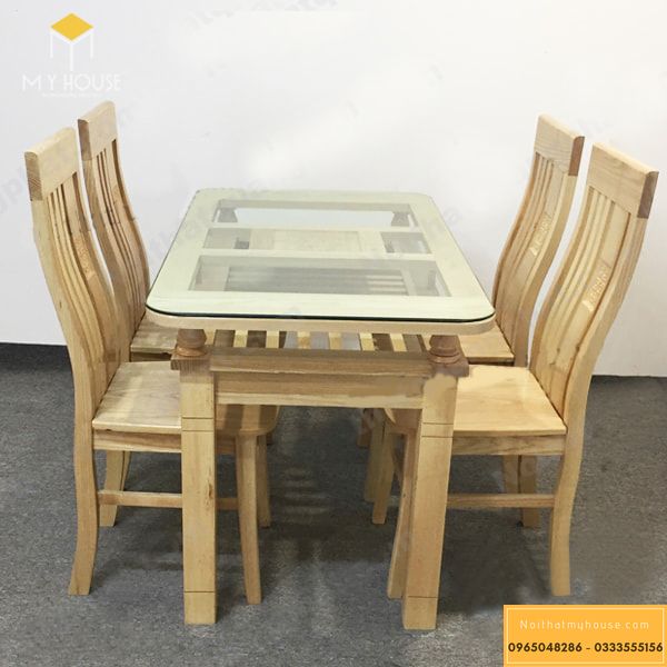 Bộ bàn ăn gỗ sồi trắng có màu nâu trắng, bên ngoài được dát gỗ màu nhạt cùng với đường vân gỗ thẳng, to và dài.