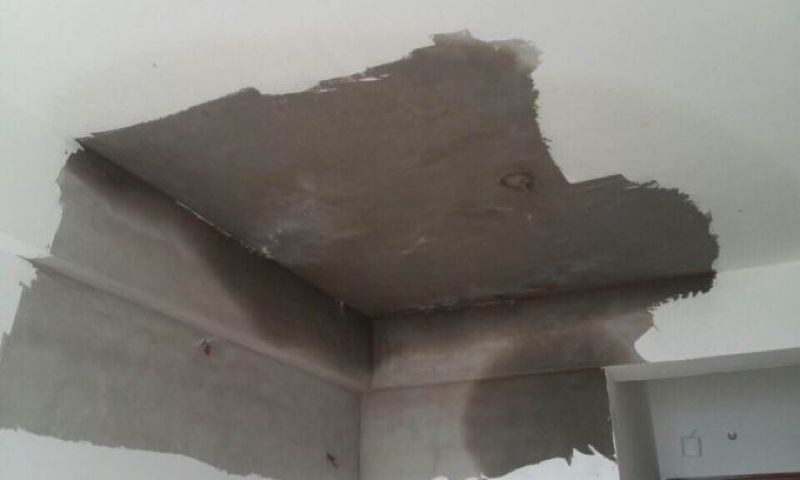 Góc trần nhà bị thấm nước
