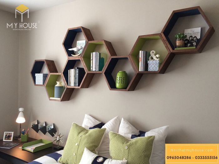 Sử dụng kệ gỗ trang trí phòng ngủ hình tổ ong nhiều màu sắc là những ý tưởng trang trí phòng ngủ mang xu hướng mới hiện đại.