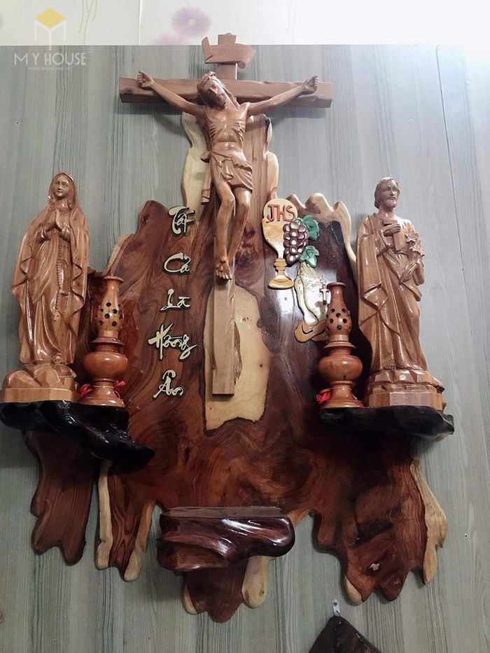 Mẫu thiết kế bàn thờ thiên chúa đẹp ấn tượng bằng gỗ tự nhiên - M12