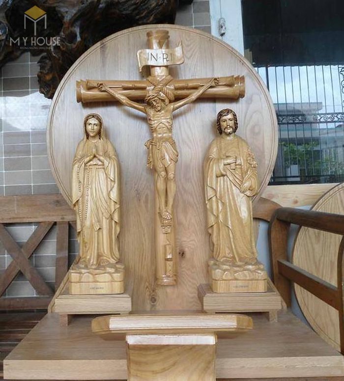 Mẫu thiết kế bàn thờ thiên chúa đẹp ấn tượng bằng gỗ tự nhiên - M5