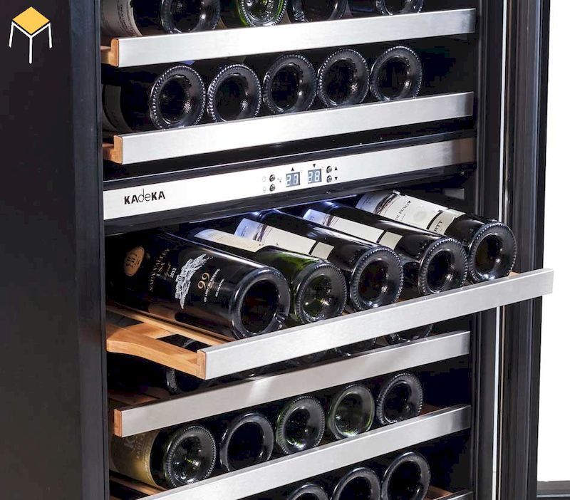 Rượu được bảo quản trong tủ rượu 