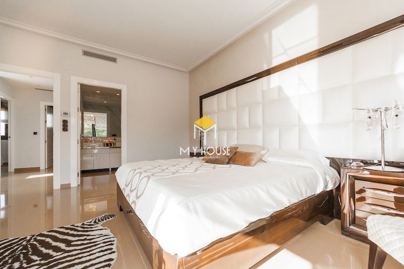 Phòng ngủ màu trắng hiện đại chất liệu gỗ tự nhiên