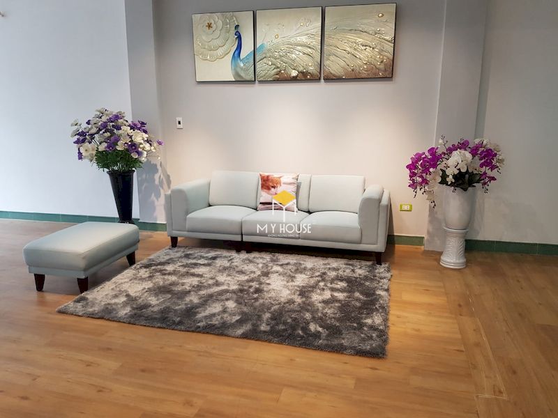 Sofa văng kết hợp ghế đôn tạo thành một bộ bàn ghế cho phòng khách gia đình