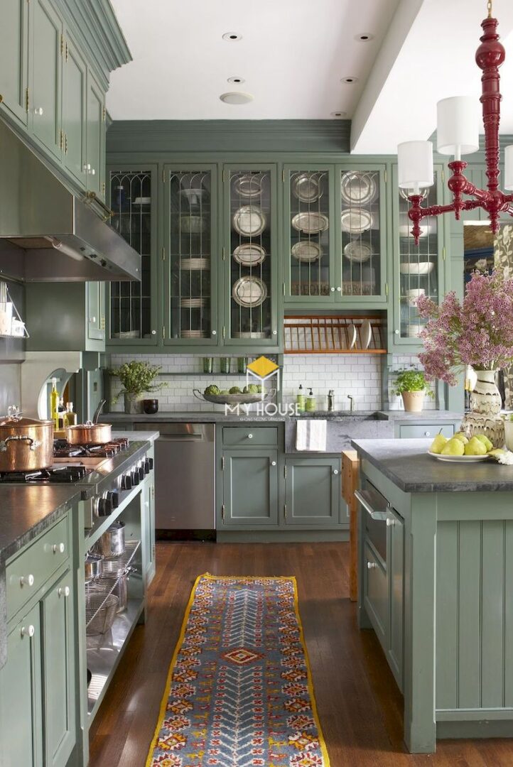 Mãu tủ bếp tân cổ điển màu xanh rêu sang trọng, khác biệt