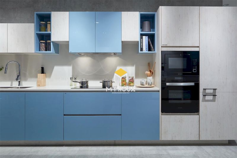 Tủ bếp màu xanh dương đơn giản kết hợp màu trắng
