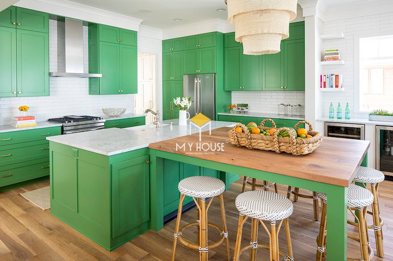 Tủ bếp màu xanh lá khác biệt và mang xu hướng đồng quê
