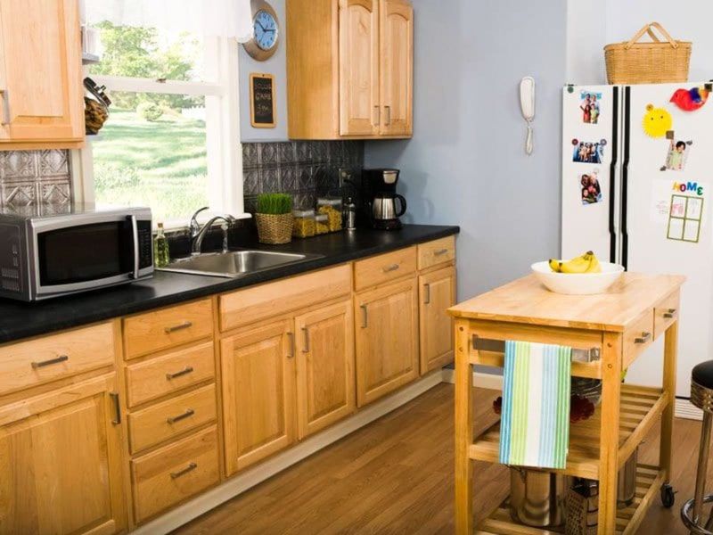 Tủ bếp gỗ tự nhiên cao cấp cho phòng bếp có cửa sổ