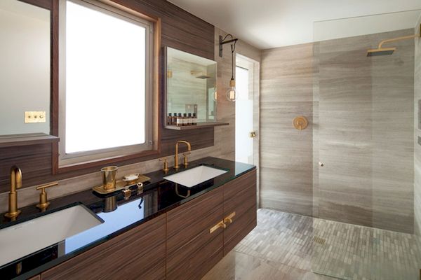 Thiết kế phòng tắm màu gỗ óc chó cho khách sạn sang trọng