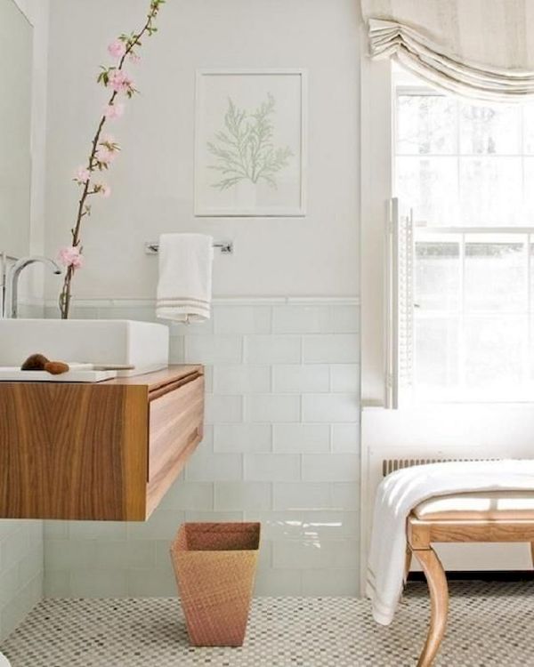 Màu gỗ nổi bật trên nền màu trắng của phòng tắm