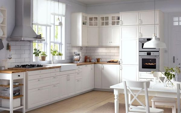 Mẫu phòng bếp chữ L gỗ tự nhiên sơn màu trắng phong cách châu Âu