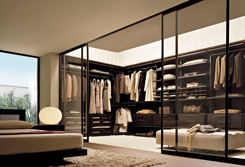 Phòng ngủ ngăn cách phòng thay đồ bằng vách kính