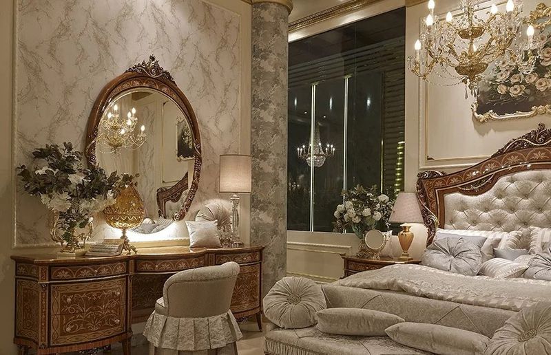 Phòng ngủ hoàng gia với họa tiết tinh xảo, màu sắc sang trọng