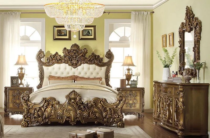 Phòng ngủ hoàng gia phong cách cổ điển với hoa văn cầu kỳ