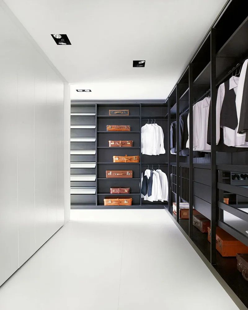 Phòng thau đồ với tủ quần áo gỗ công nghiệp